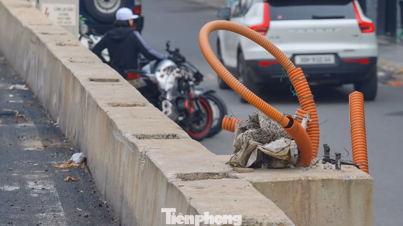 Các hạng mục khác như đèn đường chiếu sáng, cây xanh... vẫn đang được triển khai, chưa hoàn thiện. Các hạng mục khác như đèn đường chiếu sáng, cây xanh... vẫn đang được triển khai, chưa hoàn thiện.