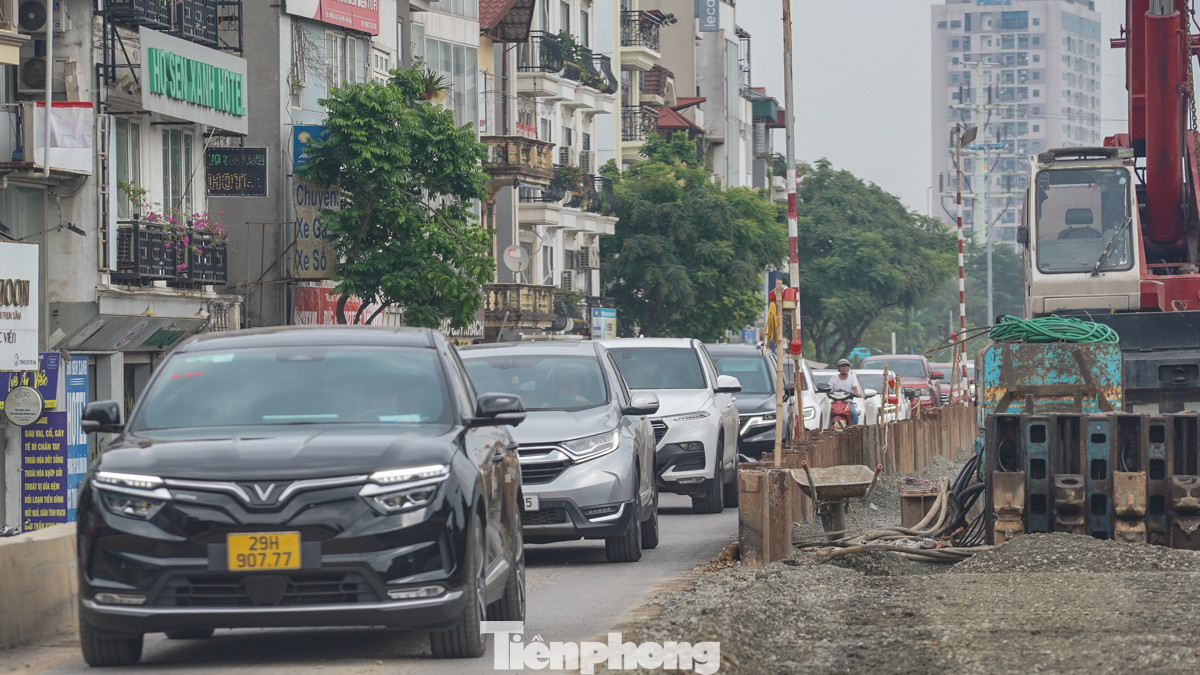 Quá trình thi công chỉ còn lại 1 làn cho xe chạy ở mỗi phía, thế nên khu vực này thường xuyên xảy ra tình trạng ùn tắc, đặc biệt vào các khung giờ cao điểm.