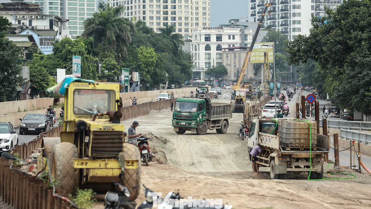 Ghi nhận hiện tại trên công trường, công nhân máy móc đang được tập trung, tích cực thi công đẩy nhanh tiến độ để kịp hoàn thành dự án.