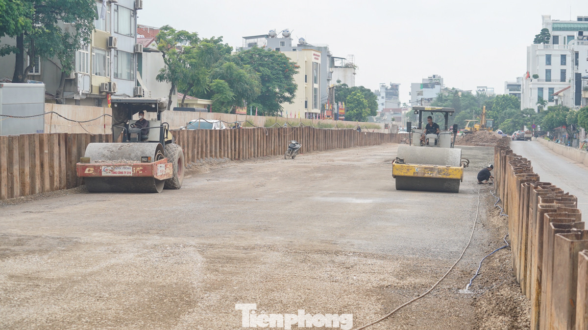 Về việc dự án không thể thông xe toàn tuyến vào tháng 6 như cam kết với UBND thành phố Hà Nội, chia sẻ với Tiền phong, ông Duân cũng cho biết, nguyên nhân là do thời gian qua trời mưa nhiều ảnh hưởng đến tiến độ thi công.