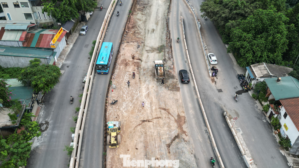 Song với tiến độ thi công hiện nay, nhiều người dân cho rằng việc thông xe toàn dự án trong những ngày tới đây là điều "không khả thi".