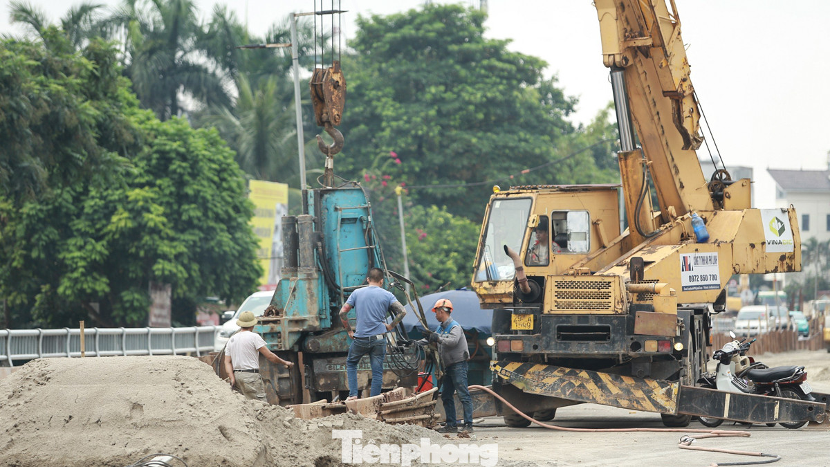 Ghi nhận hiện tại trên công trường, công nhân máy móc đang được tập trung, tích cực thi công đẩy nhanh tiến độ để kịp hoàn thành dự án.
