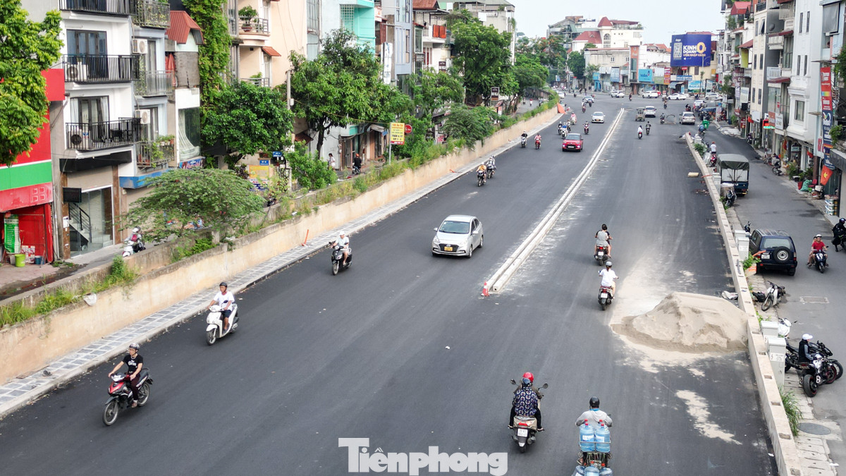 Theo quan sát, dự án mở rộng đường Âu Cơ đoạn từ khách sạn Thắng Lợi đến nút giao Xuân Diệu đã thảm nhựa và thông xe kỹ thuật. Lòng đường từ 2 làn xe cơ giới trước đây nay đã được mở rộng từ 16,5 đến 21 mét - tương đương 4 làn xe cơ giới. Đường lớn, các phương tiện đã có thể di chuyển thoải mái. Tuy nhiên đường vẫn chưa phân làn xong.