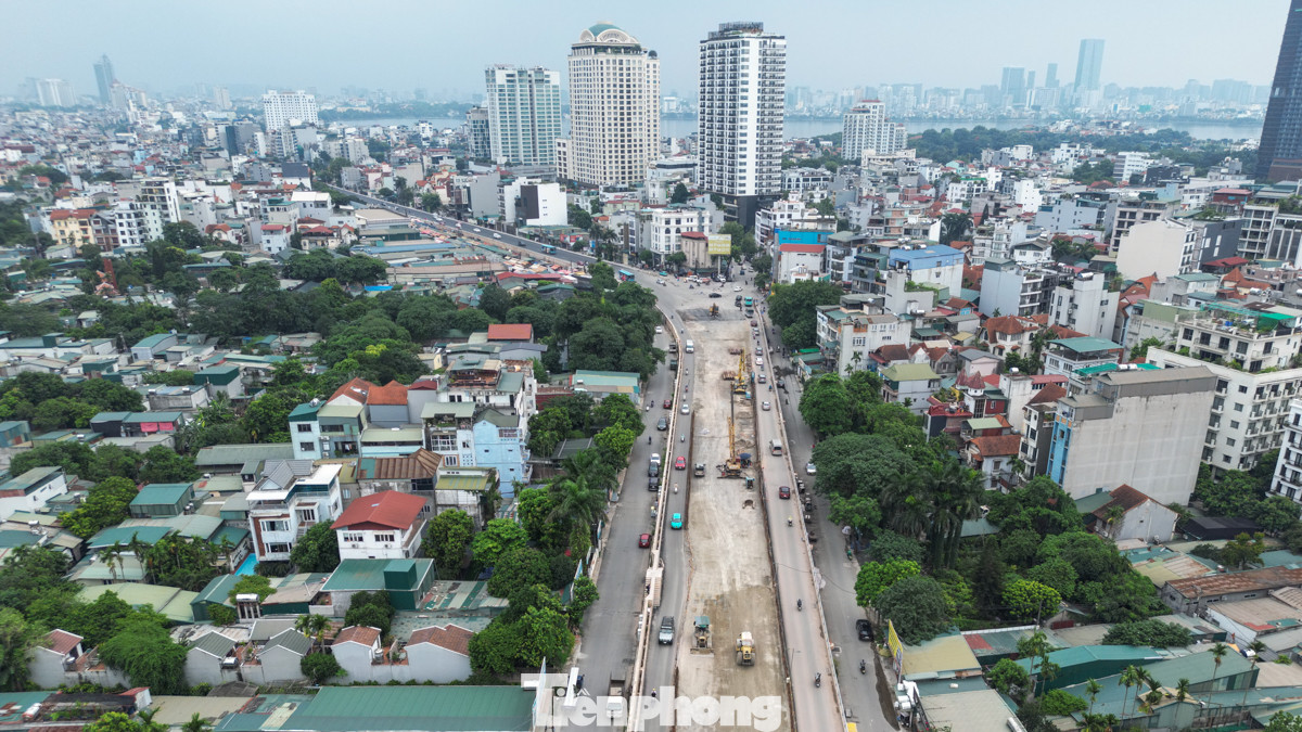 Hà Nội dự kiến thông xe kỹ thuật toàn tuyến dự án mở rộng đường Âu Cơ - Nhật Tân trước ngày 30/6/2024. Tuy nhiên, theo ghi nhận của phóng viên báo Tiền Phong vào những ngày cuối tháng 6, hiện trạng tuyến đường vẫn ngổn ngang đất cát, máy móc phục vụ thi công dự án.