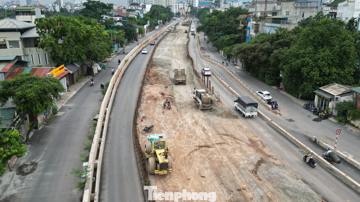 Liên quan đến tiến độ dự án, trao đổi với báo Tiền Phong, ông Phạm Văn Duân - Phó Giám đốc Ban Quản lý dự án đầu tư xây dựng công trình giao thông Hà Nội cho biết, đoạn từ khách sạn Thắng Lợi đến chợ hoa Quảng An sẽ cơ bản hoàn thiện ngày 30/6. Còn đoạn từ chợ hoa đến nút giao Lạc Long Quân phấn đấu đến 30/7 hoàn thành, thông toàn tuyến dự án.