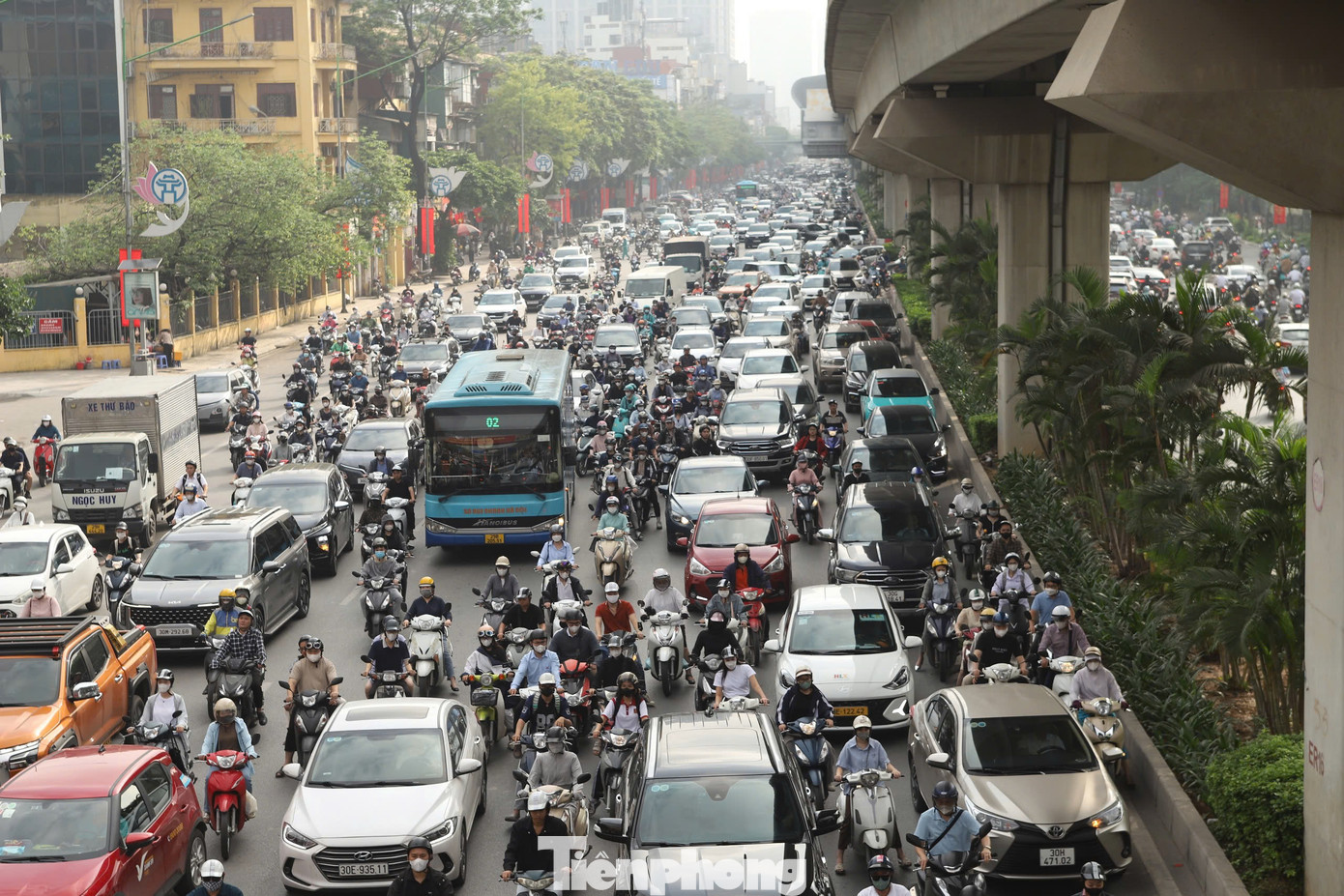Hàng nghìn phương tiện vất vả di chuyển trên đường Nguyễn Trãi trong ngày đầu quay trở lại làm việc sau kỳ nghỉ lễ 30/4 - 1/5.