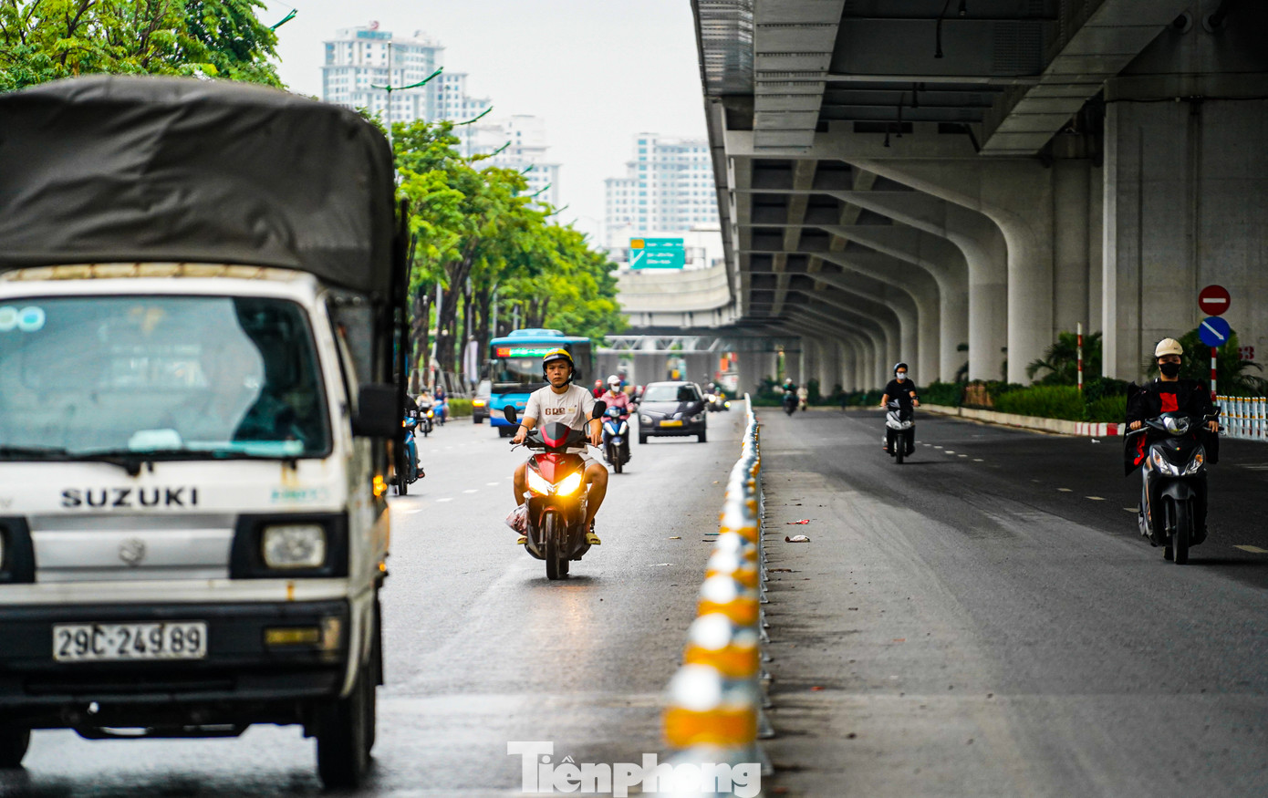 Để phục vụ thí điểm phân làn ô tô và xe máy tại Hà Nội, hơn một tuần qua, các tuyến đường như Phạm Văn Đồng, Võ Chí Công đã được triển khai lắp đặt dải phân cách cứng nhằm tách riêng dòng phương tiện theo làn quy định.