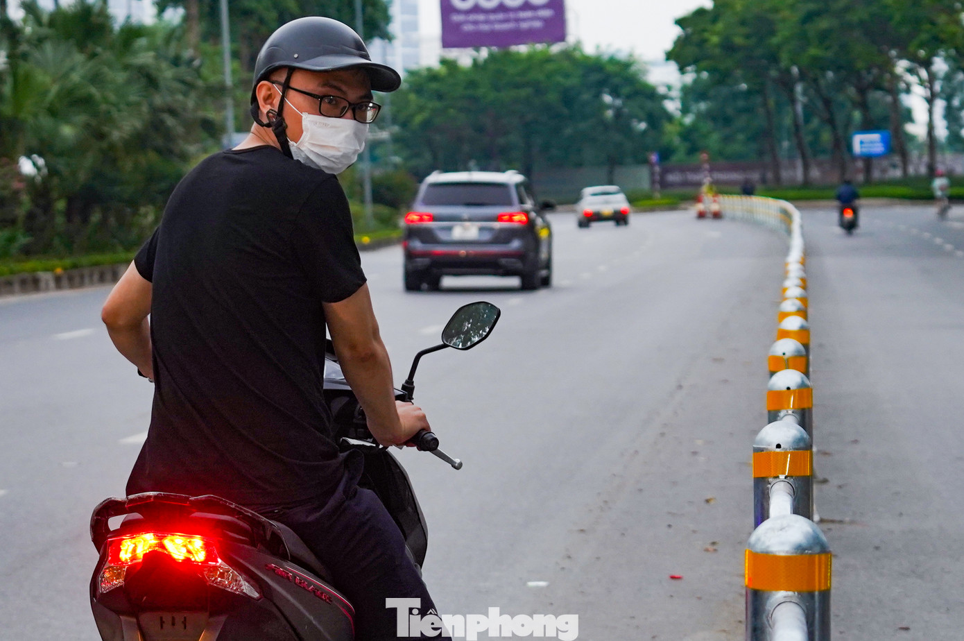 "Lỡ" đi vào làn đường dành ô tô, một người đàn ông điều khiển xe máy cho biết: “Tôi đi theo thói quen".