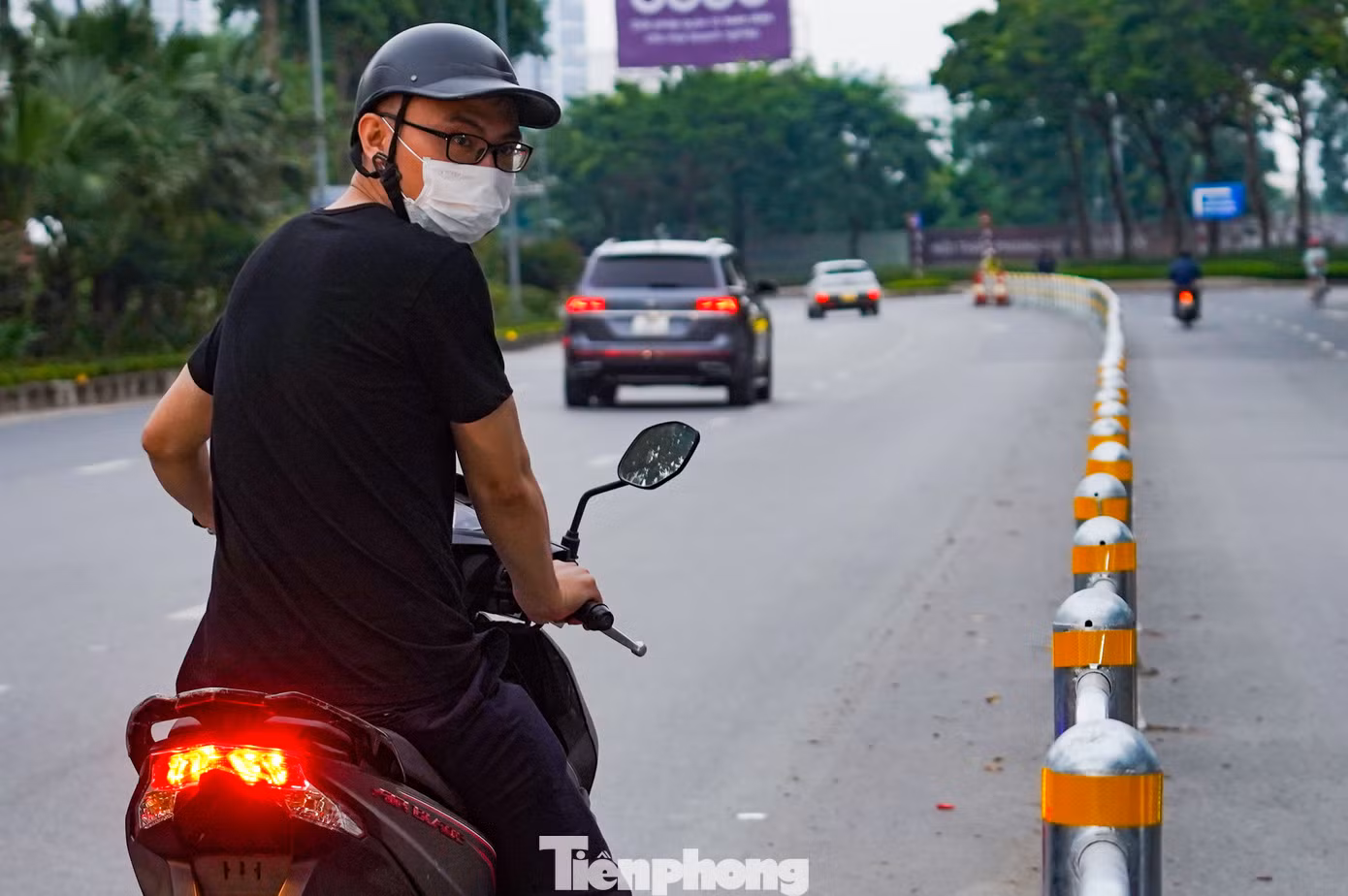 "Lỡ" đi vào làn đường dành ô tô, một người đàn ông điều khiển xe máy cho biết: “Tôi đi theo thói quen".