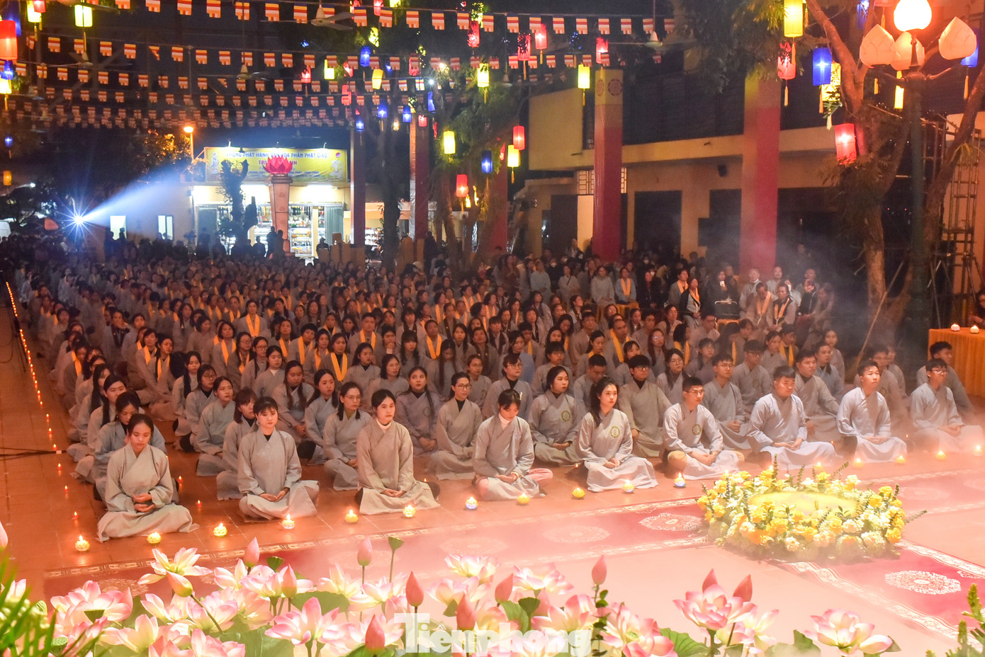 Dưới ánh sáng lung linh huyền diệu, hàng vạn trái tim đang dâng trào cảm xúc.