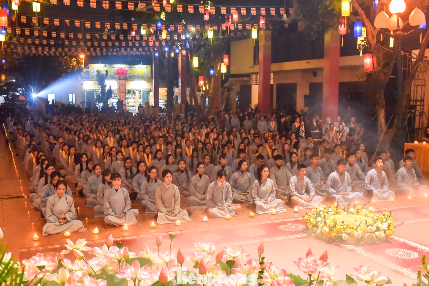 Dưới ánh sáng lung linh huyền diệu, hàng vạn trái tim đang dâng trào cảm xúc.