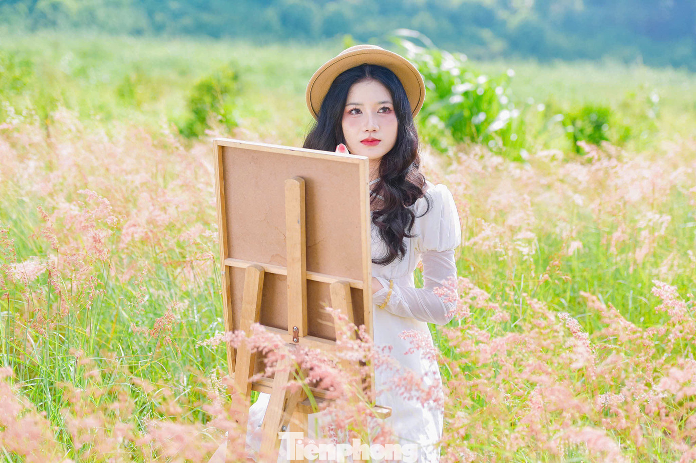 Các 'nàng thơ' thường chọn trang phục có tông màu tươi sáng, nổi bật để check-in với cỏ hồng.