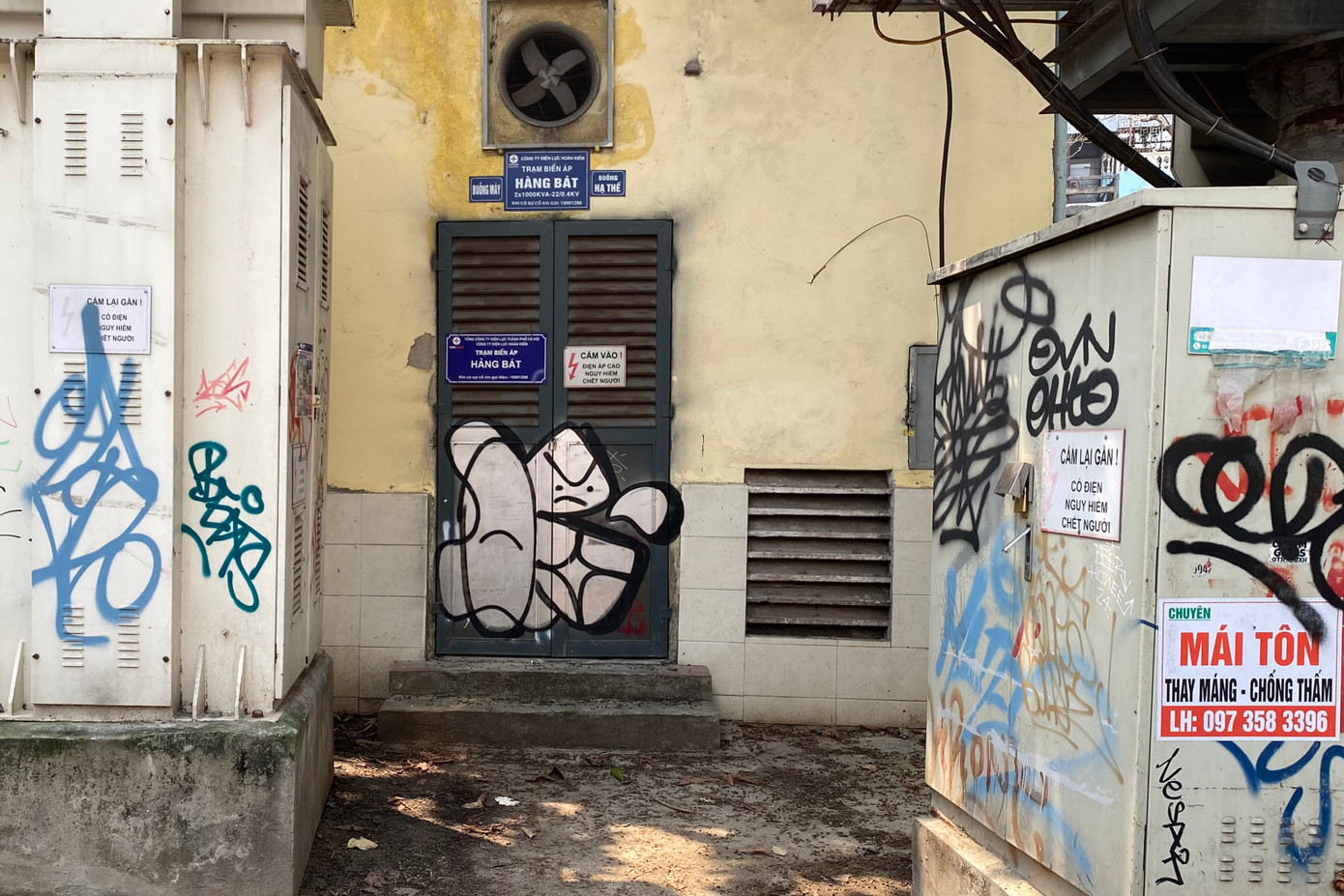 Trạm biến áp Hàng Bát (phố Đường Thành, quận Hoàn Kiếm) bị vẽ chi chít, dán đầy quảng cáo từ cửa ra vào đến các tủ điện lân cận.