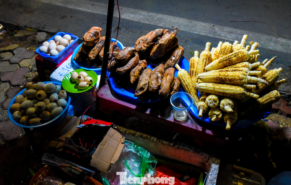 Ngô nướng và khoai nướng trên bếp than hồng là những món ăn yêu thích của người Hà Nội trong những ngày lạnh giá như thế này. Các món ăn vặt như trứng nướng, xúc xích chiên... cũng rất đắt hàng.