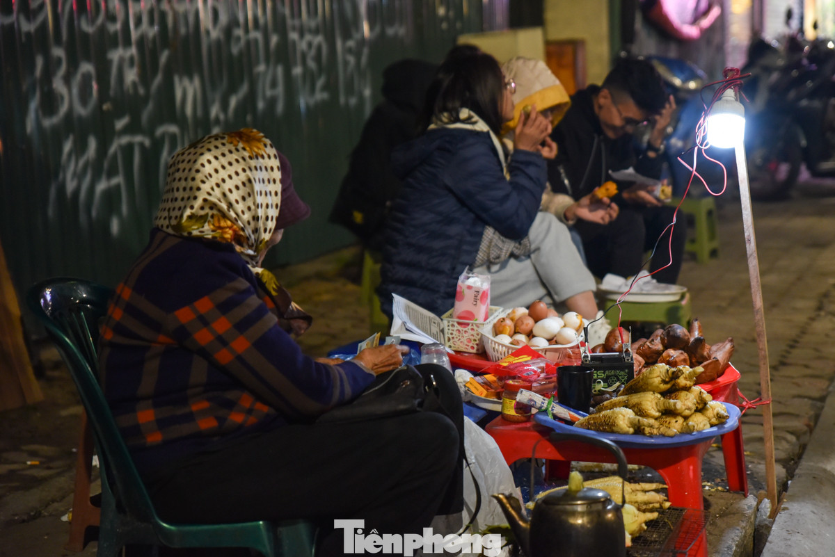 Càng về khuya, lượng khách ít dần, nhiều tiểu thương vẫn buôn bán bất chấp thời tiết lạnh giá.