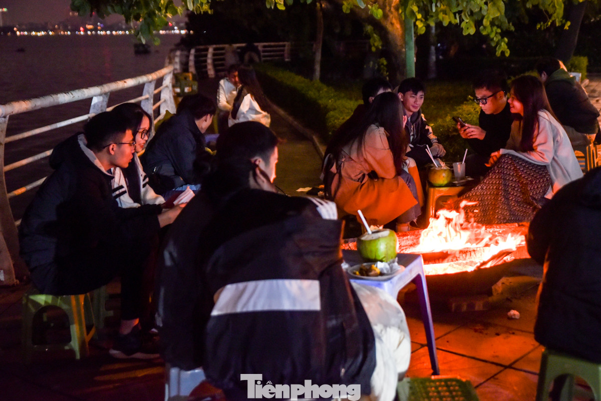 Nhiều nhóm bạn không ngại trời lạnh khi có thể ngồi uống nước và sưởi ấm quanh bếp lửa.