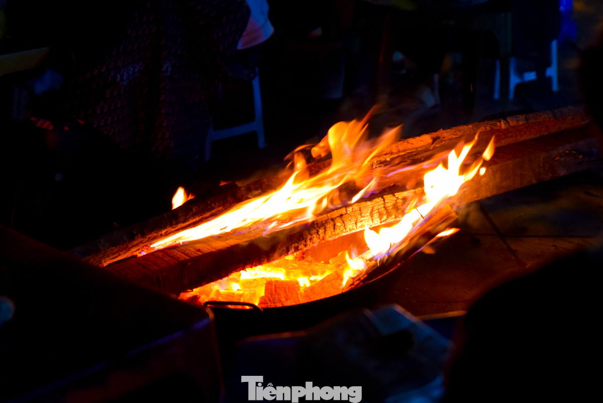 Những quán nước ven đường trở nên bắt mắt mọi người hơn khi có những đống lửa bập bùng đỏ lửa.