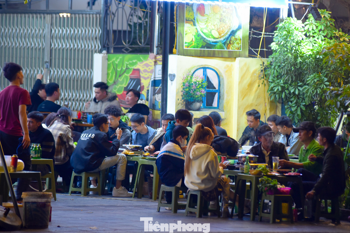 Nhiều bạn trẻ rủ nhau đi ăn lẩu, nướng để tận hưởng ngày gió lạnh.