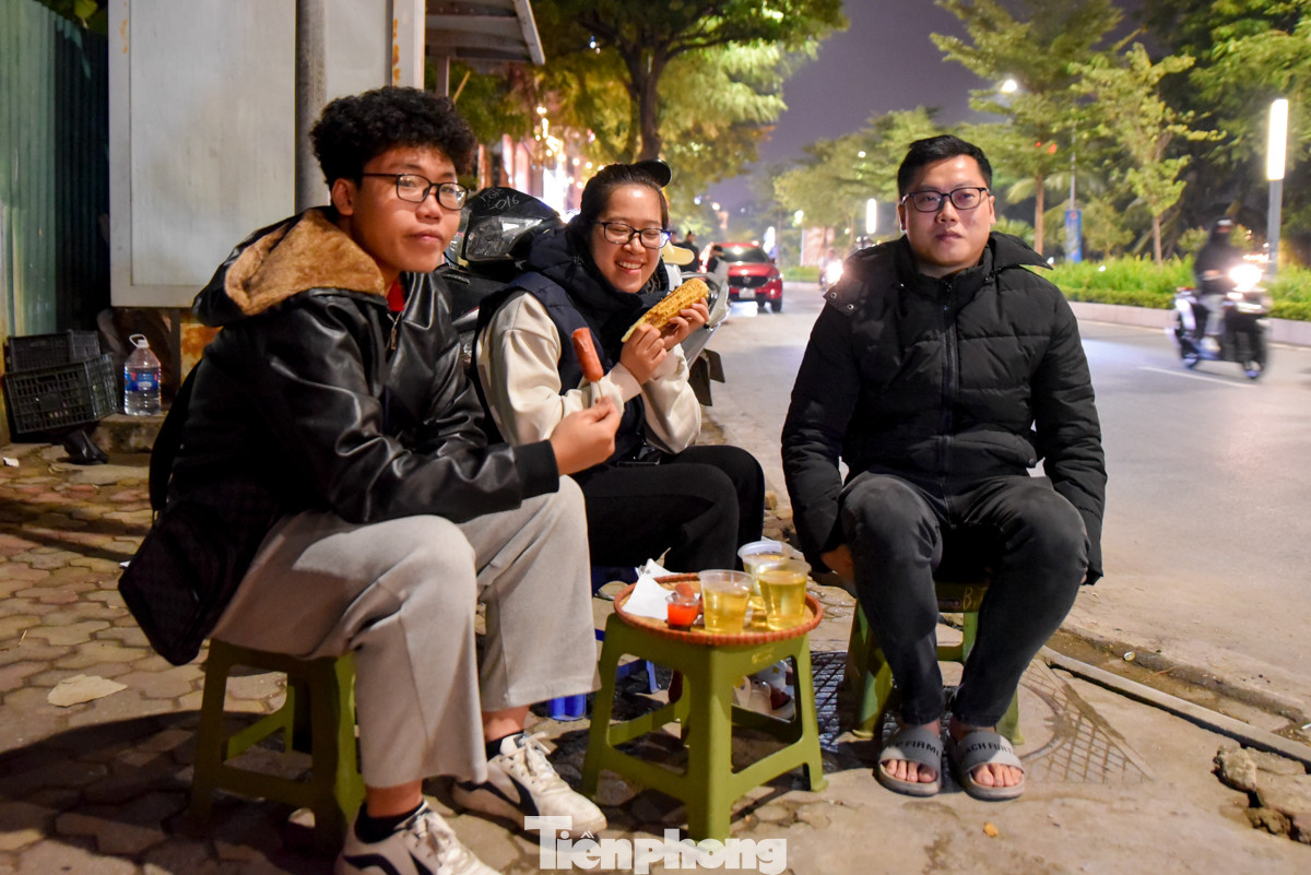 Một số nhóm bạn rủ nhau đi ăn đêm, ăn uống, trò chuyện để quên đi cái lạnh.