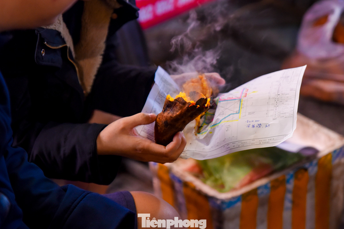 "Thời tiết lạnh như này mà được ăn khoai nướng, ngô nướng thì thật tuyệt vời, đây là một khí trời chỉ có trong mùa đông ở Hà Nội", bạn Diễm Ly (SN 2002, quê Hà Nam) chia sẻ.