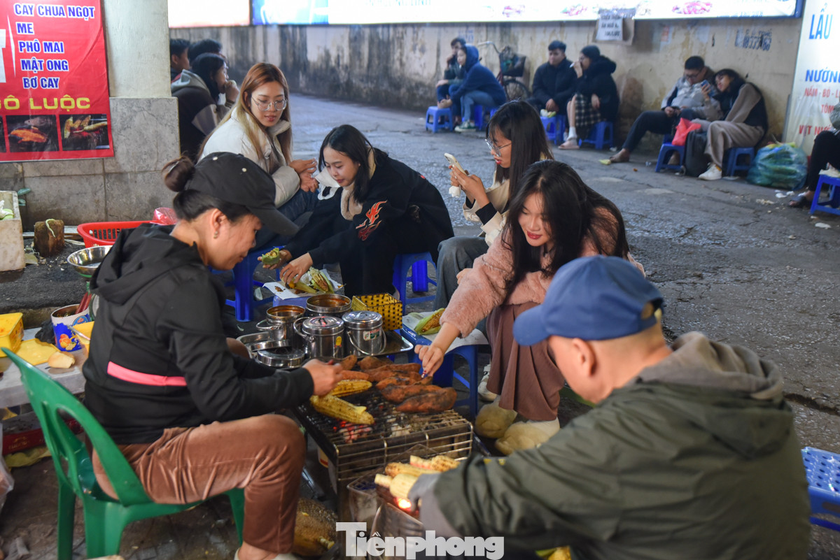 Theo các chuyên gia khí tượng thủy văn, đêm 2/12, miền Bắc có nơi rét đậm, rét hại, nền nhiệt phổ biến từ 14 - 17 độ C. Ghi nhận của Tiền Phong lúc đêm tại khu vực hồ Tây, đường Lạc Long Quân, Chùa Láng... rất đông các bạn trẻ tụ tập ăn ngô, khoai nướng để sưởi ấm.
