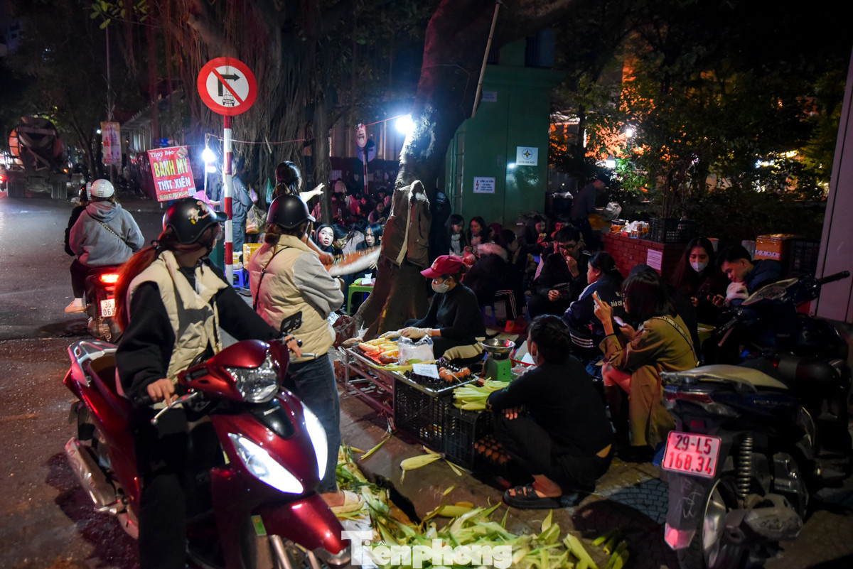 Gần 23 giờ đêm, một quán bán ngô, khoai nướng tại đường Chùa Láng (quận Đống Đa, Hà Nội) vẫn đông nghịt khách.