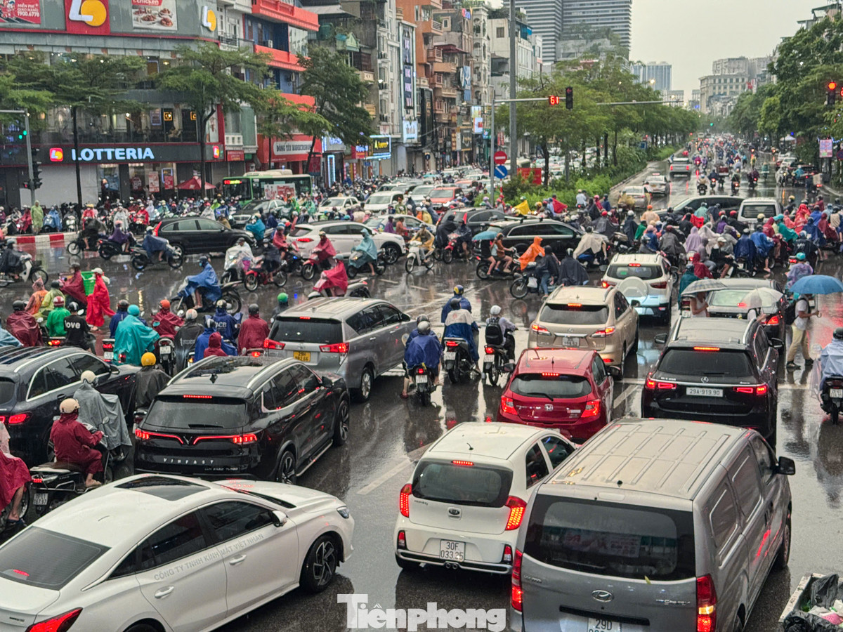 Trời mưa, nhiều người chọn ô tô di chuyển nên khiến cho giao thông có phần đông đúc, lộn xộn hơn thường lệ.