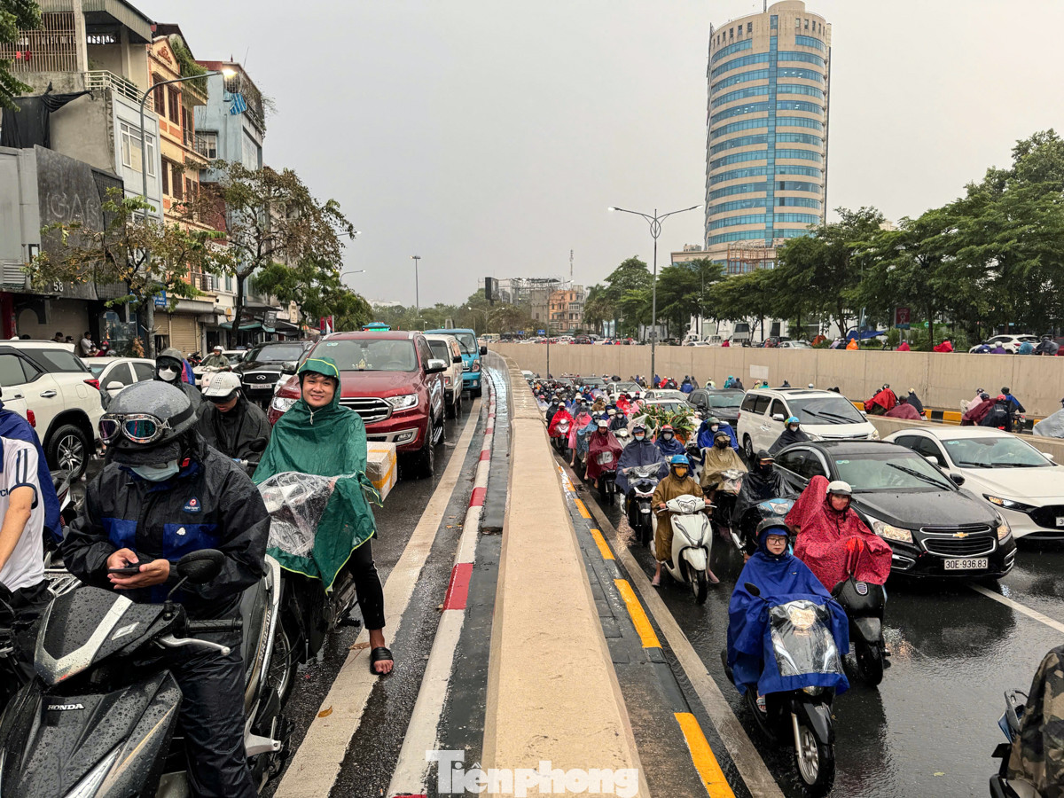 Một số người dân cho biết, hôm nay mưa cả sáng và chiều khiến cho việc đi lại rất khó khăn. "Buổi sáng tôi đi 3km mất hơn 2 tiếng mới đến được công ty, giờ về lại tắc vì mưa", anh Lê Trọng Hiếu (nhà ở quận Hoàng Mai) cho biết.