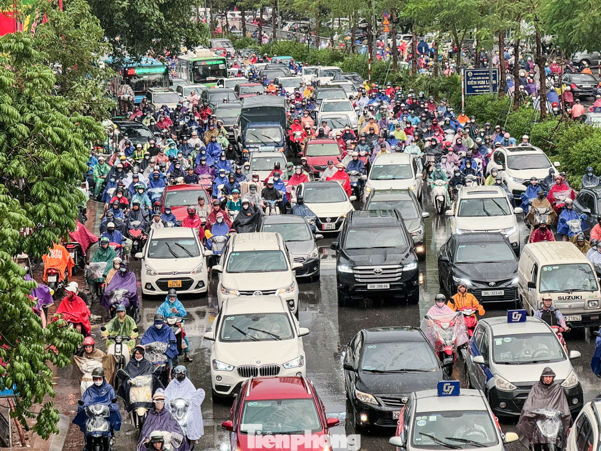 Tại khu vực Xã Đàn lượng phương tiện bị ùn tắc, di chuyển chậm.