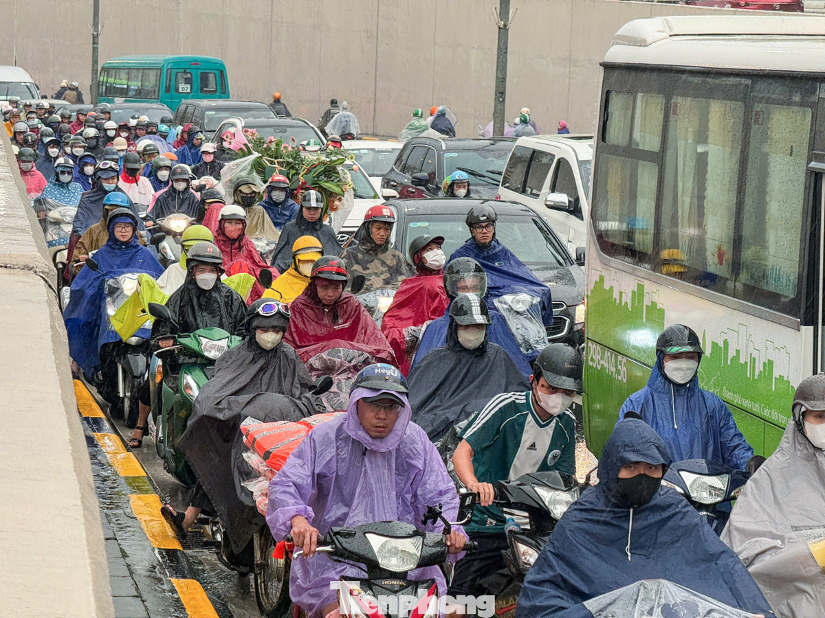 Khu vực hầm chui Kim Liên ùn dài, các phương tiện di chuyển chậm chạp.