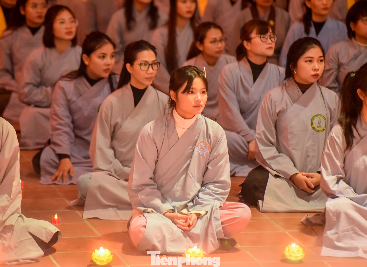 "Tôi rất thành tâm đến với đêm hội kỷ niệm ngày Phật Thành Đạo, đây là một ngày đặc biệt của Phật giáo, không có Đức Phật sẽ không có Đạo Phật hiện tại. Thật sự đây là một buổi tối rất tuyệt vời, ánh đăng lung linh khiến cho tôi bồi hồi, xúc động", chị Nguyễn Minh Tâm (quận Hà Đông) chia sẻ.
