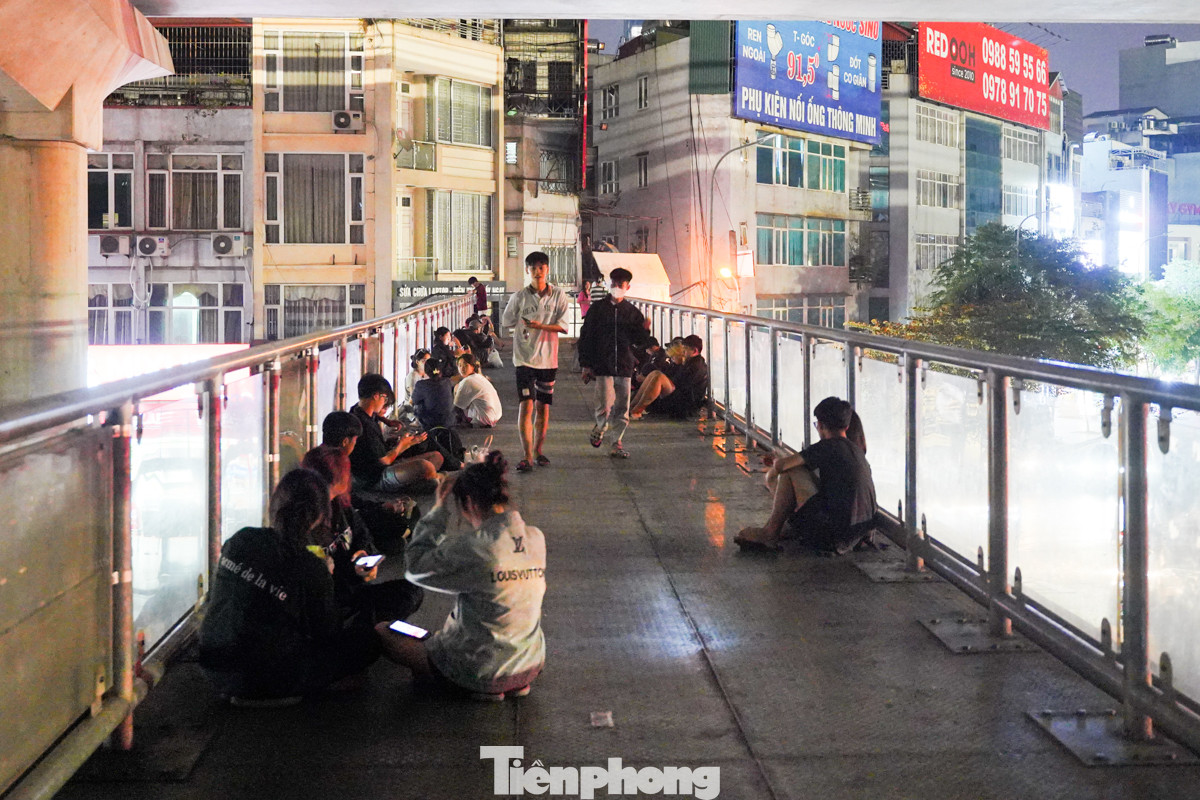 Bạn Nguyễn Ngọc Chí (quận Cầu Giấy) chia sẻ, nhiều khi bạn cũng cảm thấy ngại khi phải đi lên cầu vượt vì vào ban đêm có quá nhiều người tụ tập tại đó. "Đôi khi mình phải đi bộ qua đường thay vì di chuyển qua cầu vượt," Chí cho biết thêm.