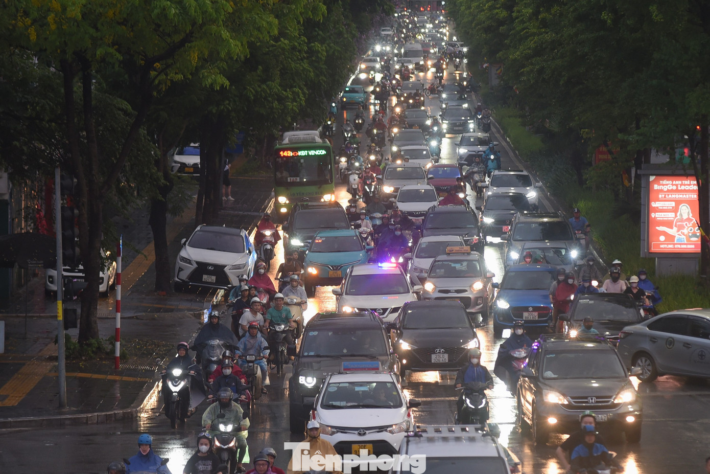 Càng về tối, đường phố càng đông nghẹt. Hình ảnh đường Nguyễn Khánh Toàn lúc 18h40.