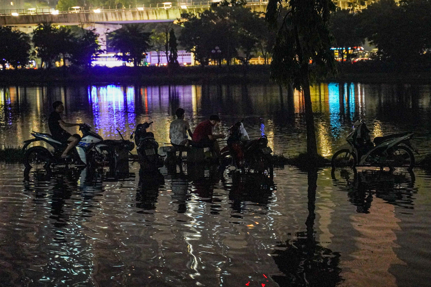 Khu vực quanh công viên chìm trong bóng tối, nhìn vào không khác gì một hồ nước mênh mông giữa đêm khuya.