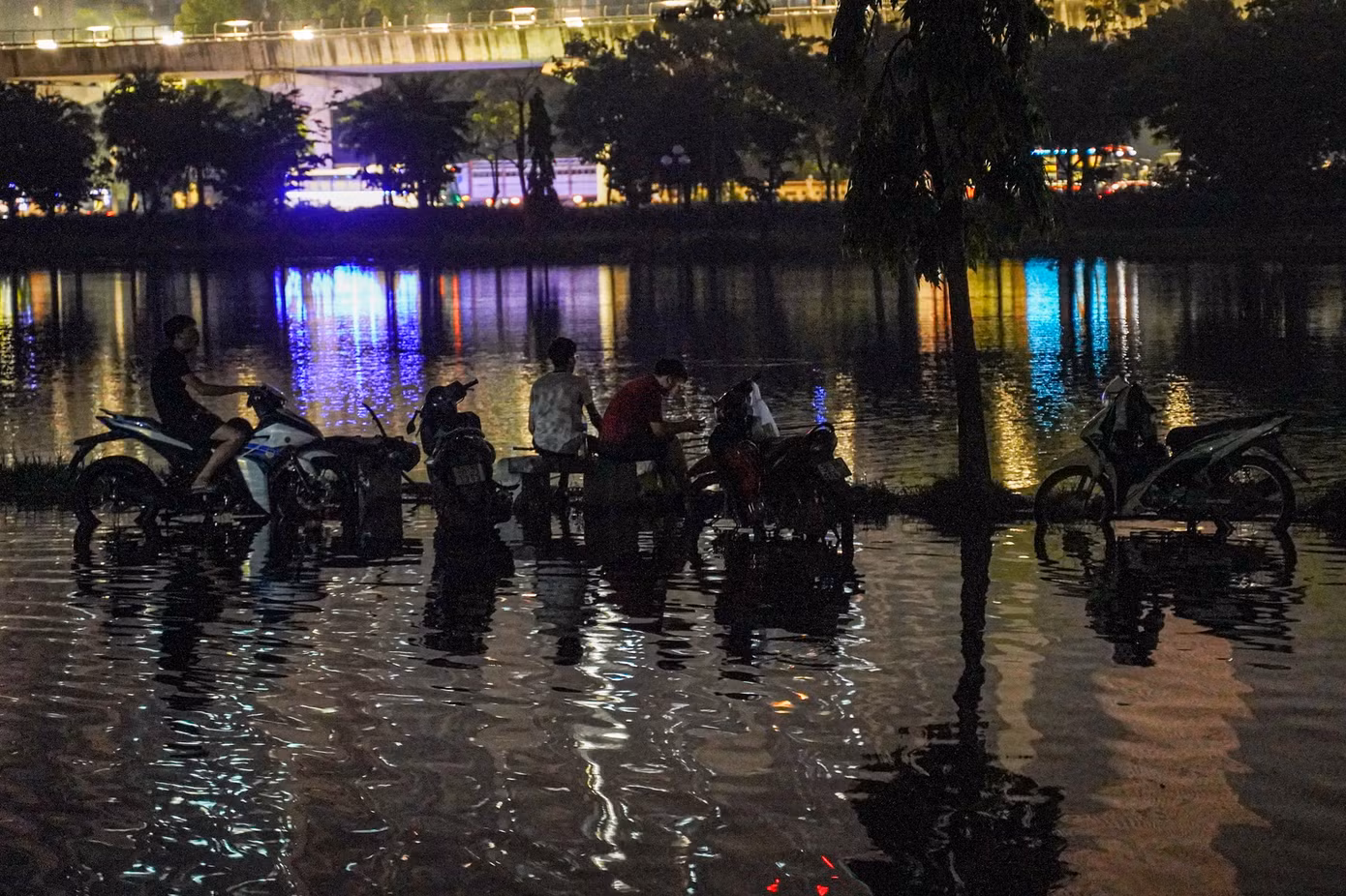 Khu vực quanh công viên chìm trong bóng tối, nhìn vào không khác gì một hồ nước mênh mông giữa đêm khuya.