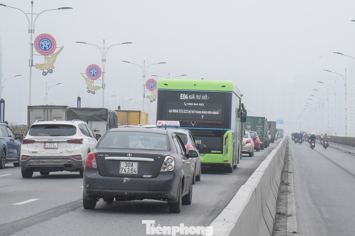 Vụ va chạm vào giờ cao điểm khiến hàng trăm ôtô không thể di chuyển. Vụ va chạm vào giờ cao điểm khiến hàng trăm ôtô không thể di chuyển.