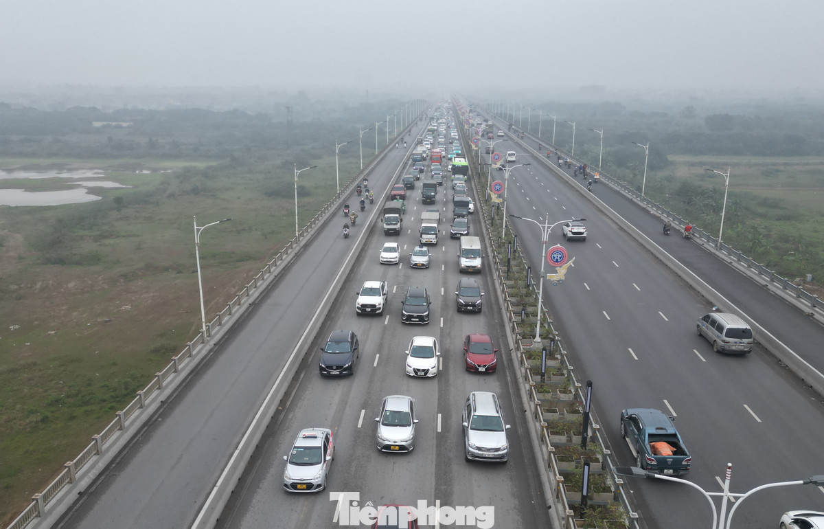 Sau vụ tai nạn, cầu Vĩnh Tuy (hướng vào nội đô) tắc cứng Sau vụ tai nạn, cầu Vĩnh Tuy (hướng vào nội đô) tắc cứng