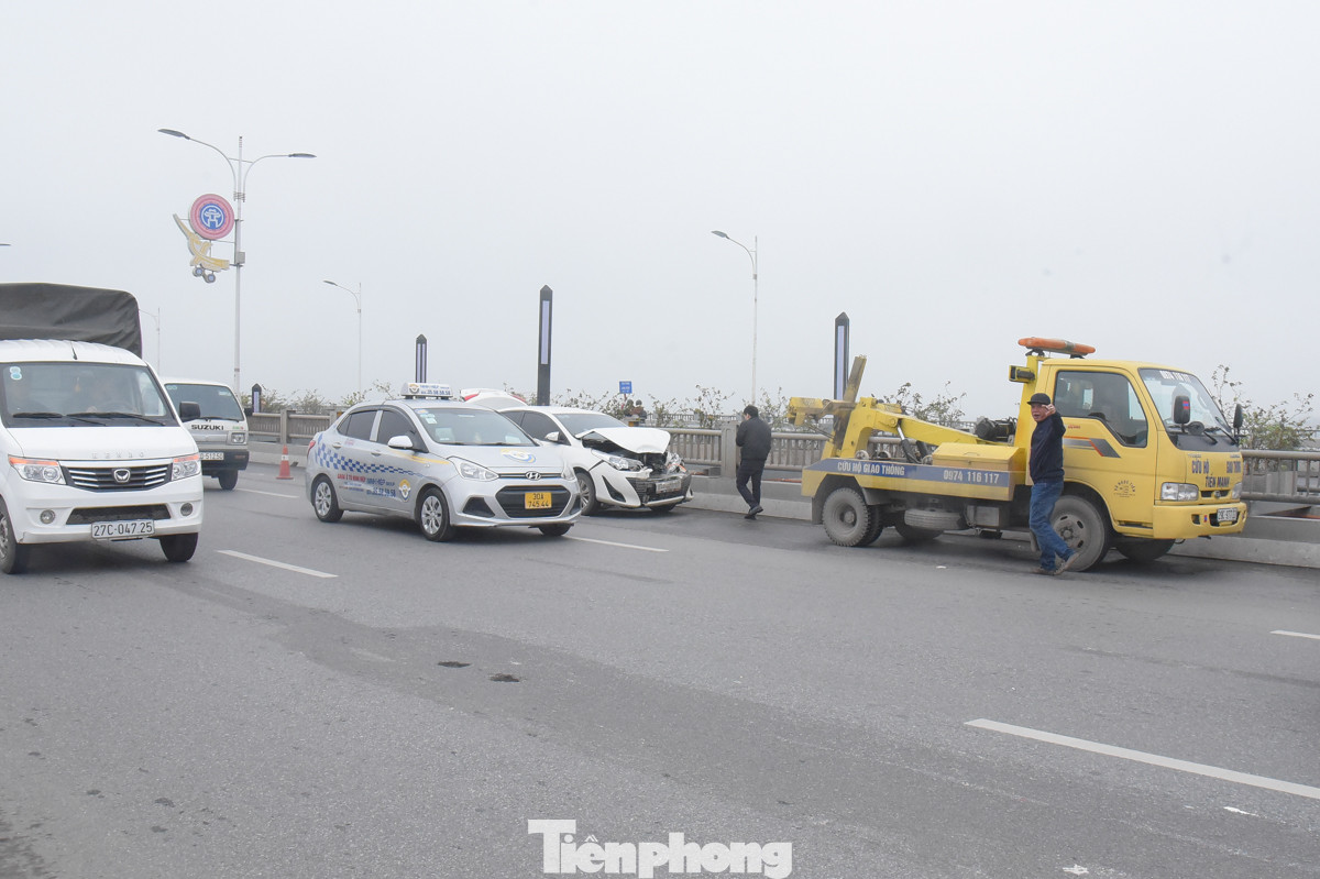 Khoảng 8 giờ sáng 28/2, một vụ tai nạn xảy ra trên cầu Vĩnh Tuy (gần lối đi xuống hướng về cầu Chương Dương) gây ùn tắc nghiêm trọng. Khoảng 8 giờ sáng 28/2, một vụ tai nạn xảy ra trên cầu Vĩnh Tuy (gần lối đi xuống hướng về cầu Chương Dương) gây ùn tắc nghiêm trọng.