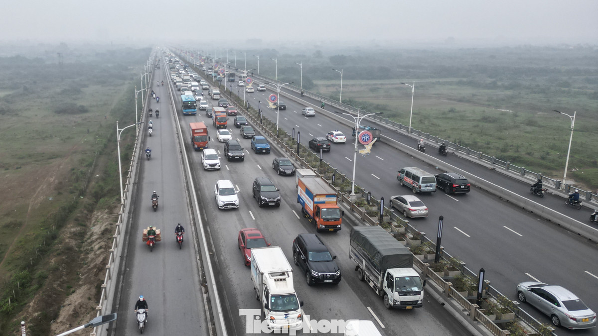 Thời tiết hôm nay lạnh kèm theo sương mù dày đặc khiến các phương tiện di chuyển khá khó khăn, hạn chế về tầm nhìn. Thời tiết hôm nay lạnh kèm theo sương mù dày đặc khiến các phương tiện di chuyển khá khó khăn, hạn chế về tầm nhìn.