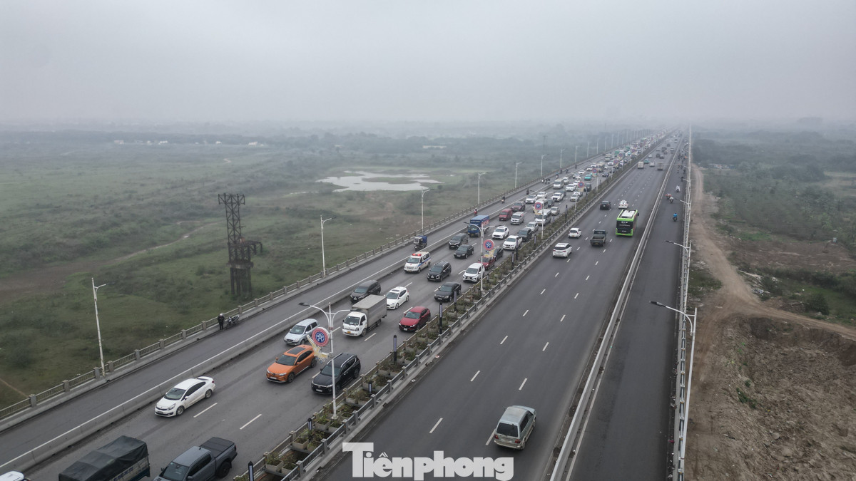 Lúc 10h30, cầu Vĩnh Tuy vẫn tắc dài, chiều ngược lại hướng ra Long Biên thì thông thoáng, các phương tiện thoải mái di chuyển. Lúc 10h30, cầu Vĩnh Tuy vẫn tắc dài, chiều ngược lại hướng ra Long Biên thì thông thoáng, các phương tiện thoải mái di chuyển.