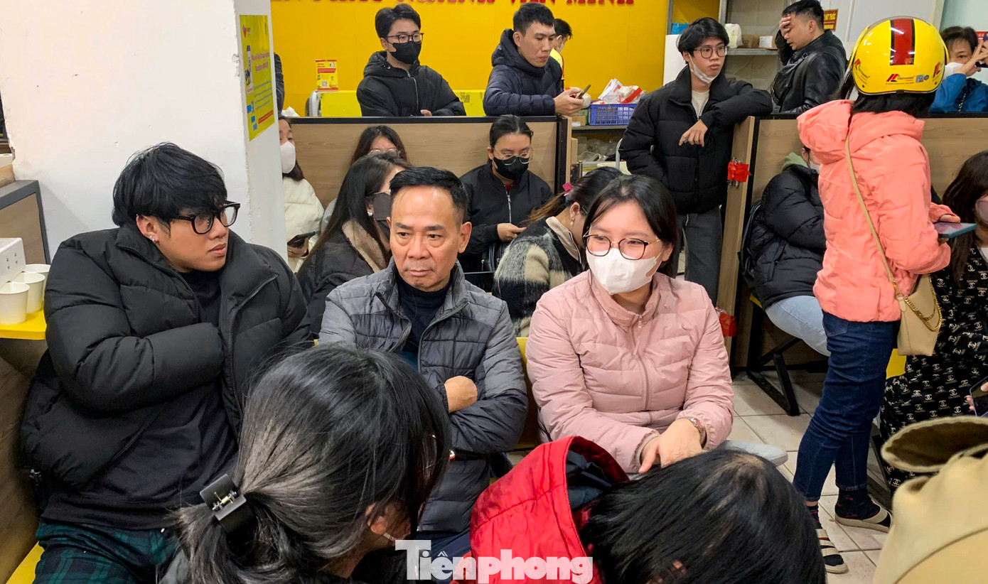 Chị Kim Chi (áo hồng, quê Nghệ An) chia sẻ: "Hôm nay tôi phải xin nghỉ làm để đi xếp hàng mua vé. Tôi mua vé về Quỳnh Lưu, Nghệ An hết 300.000 đồng và thấy giá hợp lý".