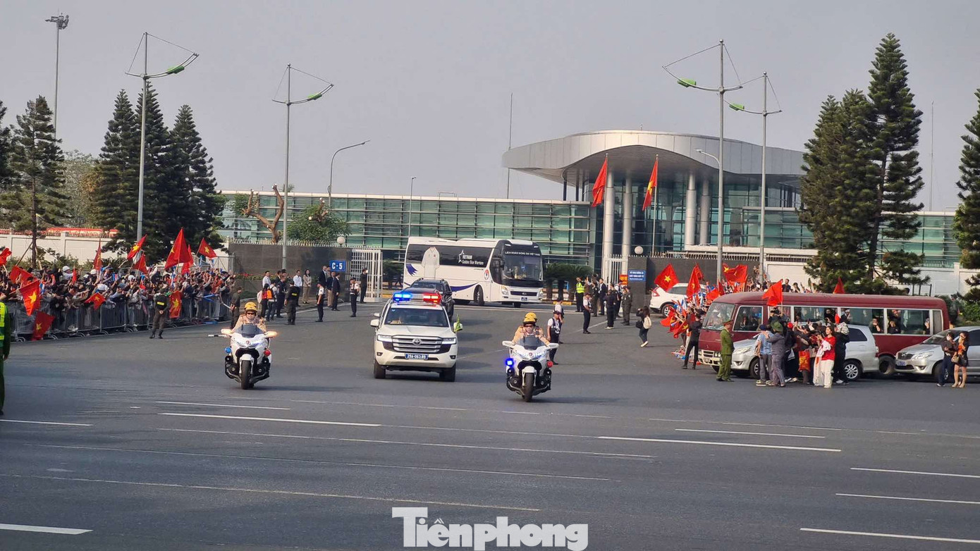 Xe chở các cầu thủ rời Nội Bài trong không khí reo hò của người hâm mộ.