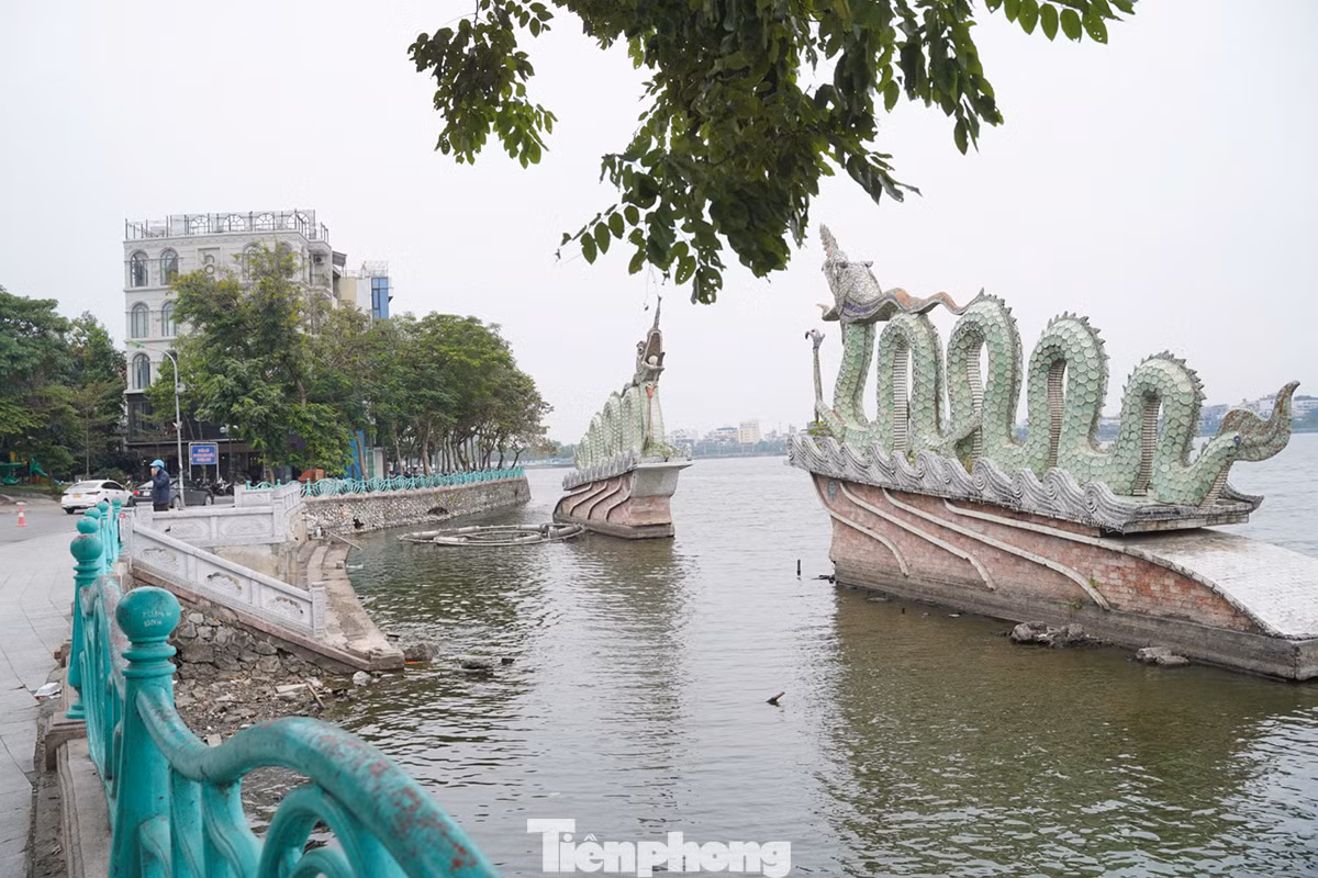 Ven hồ Tây, dù vào ngày cuối tuần nhưng khá vắng vẻ.