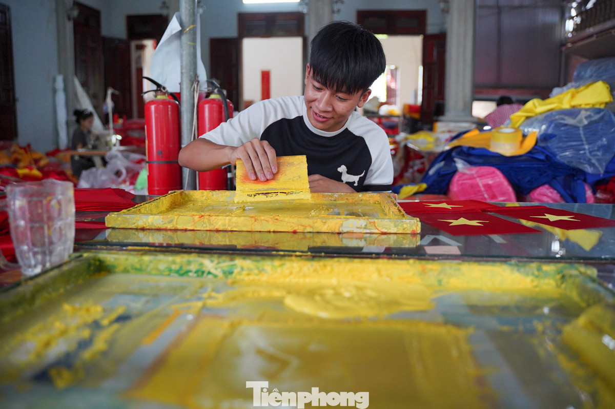 Ngày nay, thanh niên trong làng rất ít người theo nghề bởi sự vất vả. Với mong muốn truyền nghề lại cho thế hệ đi sau, nhiều gia đình đã dạy con làm quen với nghề từ khi còn nhỏ, ý thức được đây là nghề cha ông truyền lại, cũng là niềm tự hào của dân làng Từ Vân.