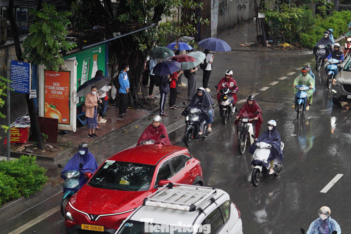 Trời mưa, đường tắc khiến những người chờ xe buýt phải đợi lâu hơn. "Hôm nay rơi vào thứ 6, mưa cả đêm đường tắc. Tôi đợi xe buýt mất hơn 20 phút", chị Lê Huyền chia sẻ.