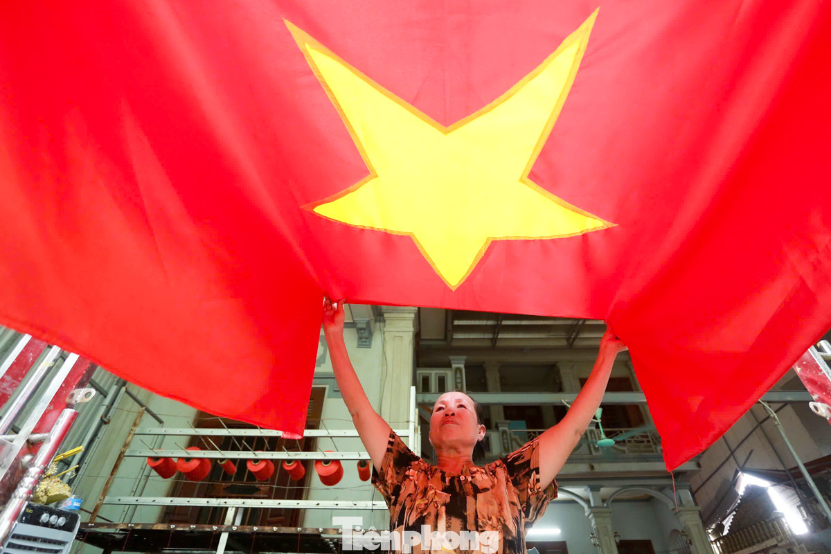 Những ngày cuối tháng 8, khi cả nước đang hướng về kỷ niệm 79 năm ngày Quốc khánh 2/9 cũng là lúc những người thợ may cờ của làng nghề Từ Vân (xã Lê Lợi, huyện Thường Tín, Hà Nội) lại tất bật làm việc để kịp cung ứng cờ cho thị trường cả nước.