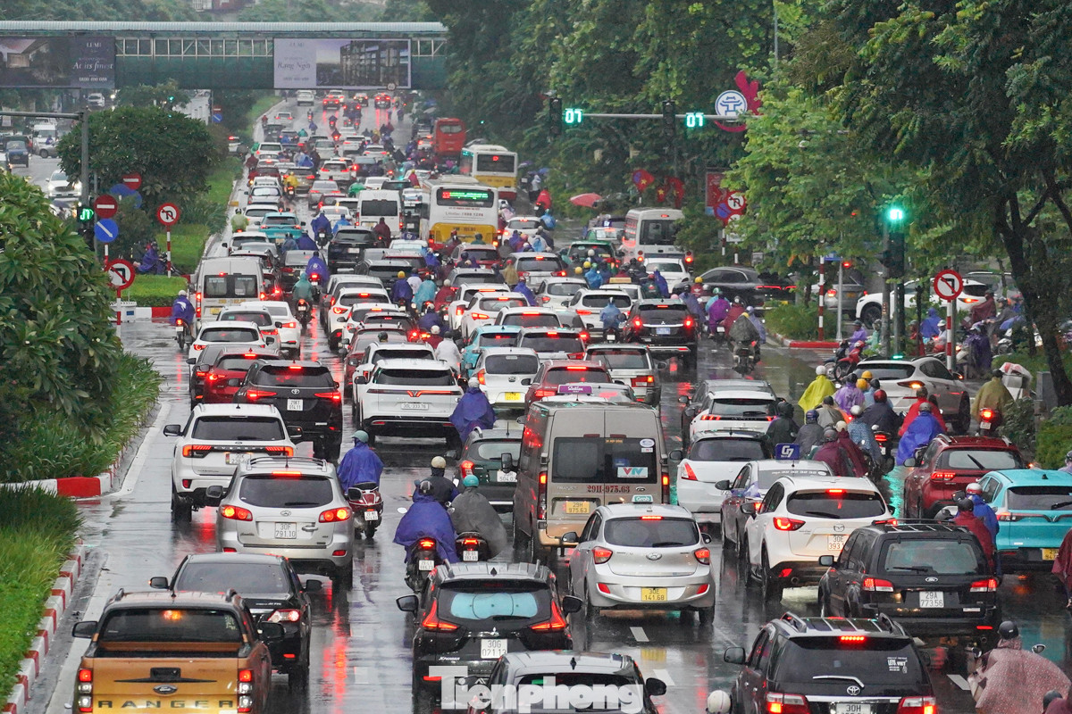 Hình ảnh tại đường Nguyễn Chí Thanh lúc 7 giờ sáng đông nghẹt xe cộ, trời mưa cũng khiến nhiều người di chuyển đi làm khá khó khăn.
