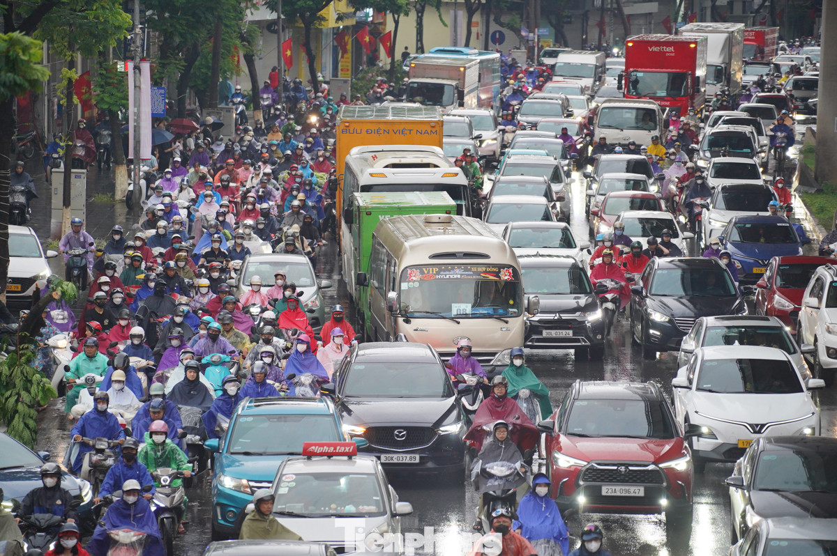 Xe máy và ôtô hoà lẫn vào nhau.