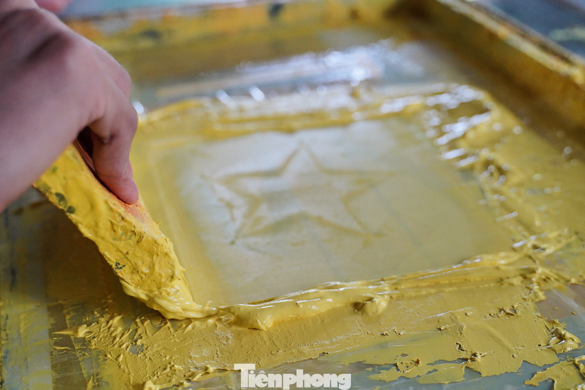 Ngày nay, thanh niên trong làng rất ít người theo nghề bởi sự vất vả. Với mong muốn truyền nghề lại cho thế hệ đi sau, nhiều gia đình đã dạy con làm quen với nghề từ khi còn nhỏ, ý thức được đây là nghề cha ông truyền lại, cũng là niềm tự hào của dân làng Từ Vân.