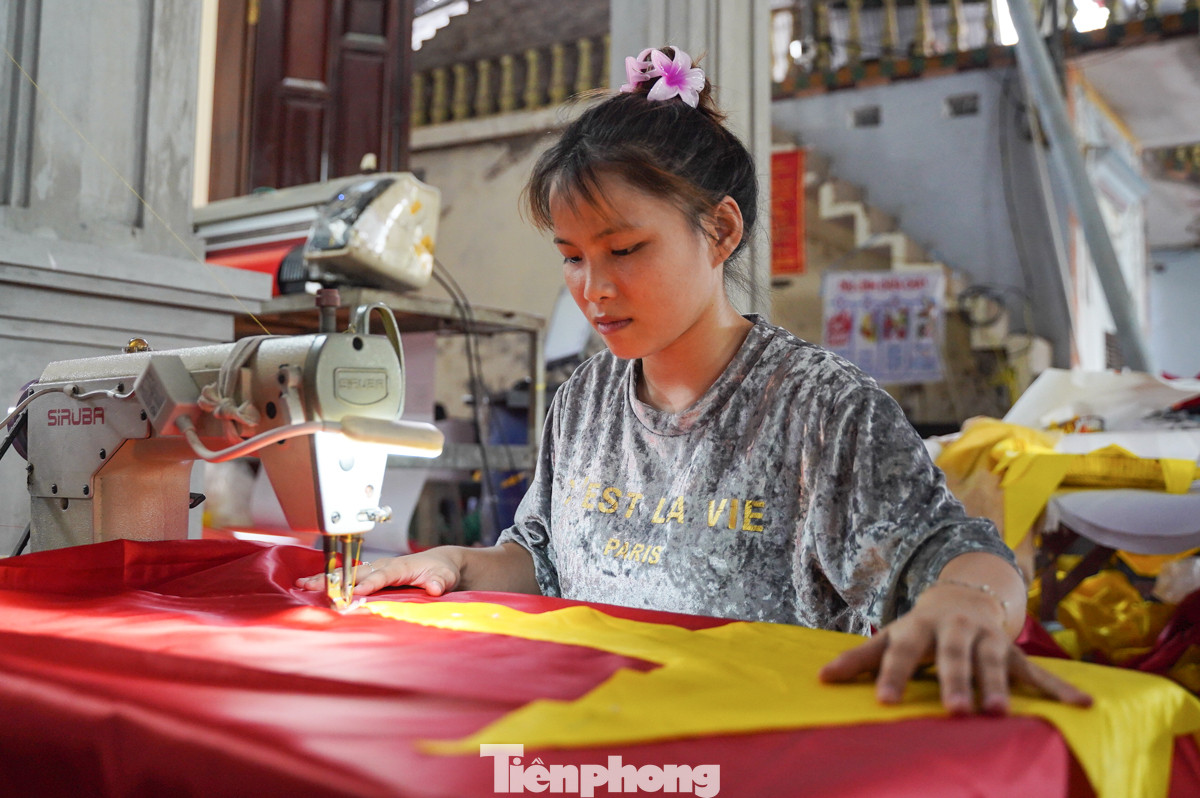 Theo người dân làng Từ Vân, trước đây để sản xuất ra được một lá cờ mất rất nhiều thời gian. Tuy nhiên hiện nay nhiều xưởng đã áp dụng máy móc tiên tiến và được lập trình bằng máy tính nên độ chính xác và năng suất cao hơn. Đối với những lá cờ khổ lớn dùng để treo trên các đảo, việc lựa chọn chất liệu vải ngay từ đầu là vô cùng quan trọng, bởi chúng phải chịu được điều kiện thời tiết khắc nghiệt như nắng và gió biển. Mọi công đoạn, từ chọn vải, cắt may, in ấn đến hoàn thiện đều cần được thực hiện tỉ mỉ để đảm bảo độ bền và chất lượng của lá cờ.